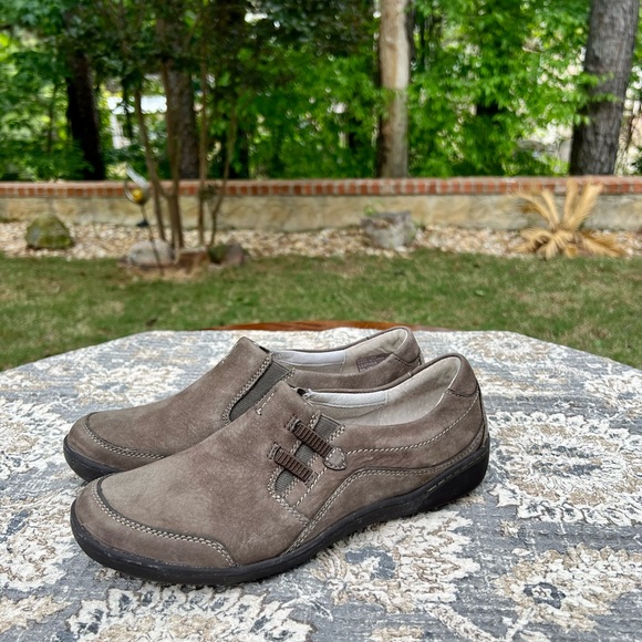 NIB Women’s Pr!vo by Clarks  Leather Slip Ons - Size 8 - Picture 1 of 14